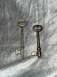 Vintage Metal Skeleton Keys Set Of Two - Picture 1 of 6