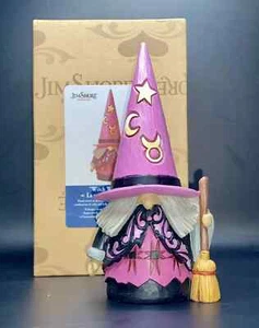 Jim Shore Strega con Scopa - Gnomo Witch Way NUOVO con scatola / SPEDIZIONE GRATUITA - Foto 1 di 3