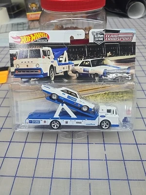 Hot Wheels, Team Transport, 65 Ford Galaxie y Ford C-800. Escala 1/64  Foto 1 de 4