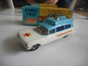 Corgi Toys Superior Ambulance Caddilac in weiß/blau in Box (Nr: 437 - Bild 1 von 3