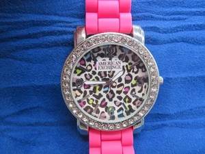 American Exchange Uhr Strass Lünette buntes Leoparden Zifferblatt neue Batterie - Bild 1 von 18