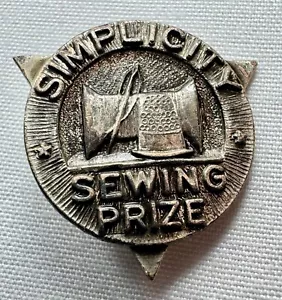 Prendedor de corbata solapa tono plata premio costura simplicidad vintage ganador del concurso - Imagen 1 de 6