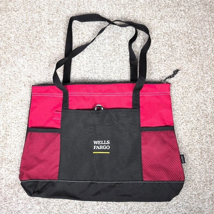 Bolso de Mano Wells Fargo Gemline Rojo Negro Cremallera Superior Malla Bolsillos Promocional Foto 1 de 4
