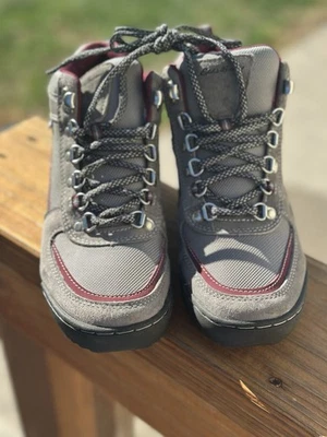 BOTAS DE SENDERISMO EDDIE BAUER GRIS GAMUZA/TELA, RIBETE GRANATE Y CORDONES MUJER TALLA 7 COMO NUEVAS Foto 1 de 4