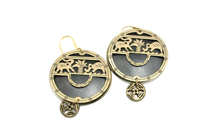 Pendientes de disco en capas recortados elefante latón envejecido esmalte negro perforado colgantes Foto 1 de 4