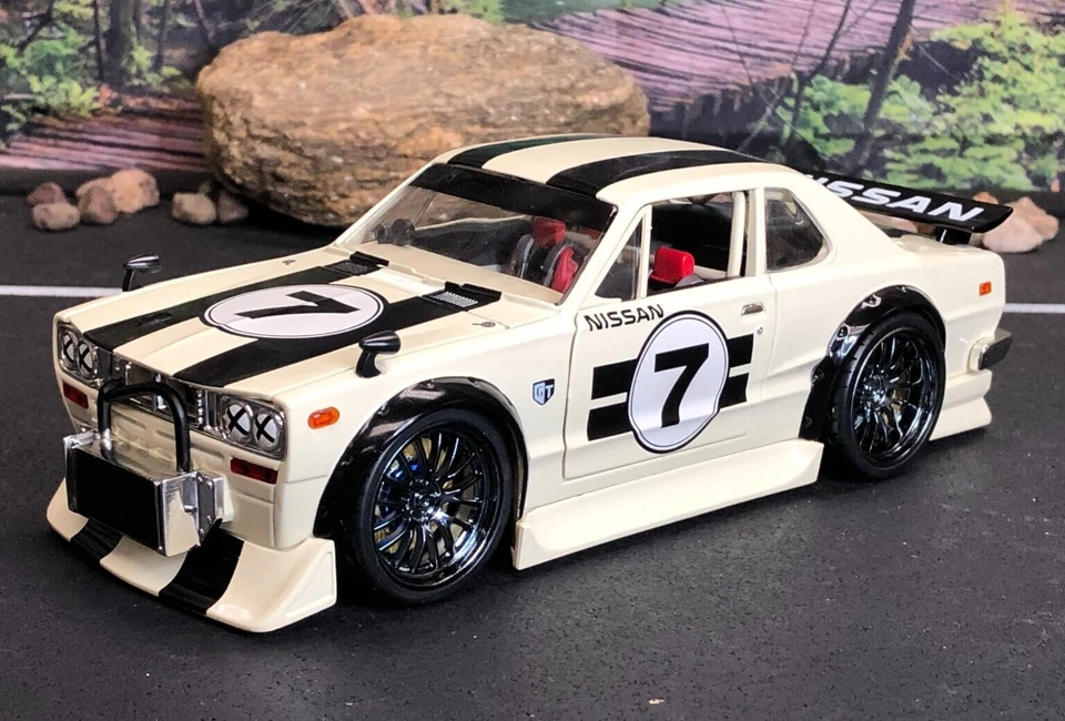Imperfect 1:24 Diecast Muscle Machines Cream NISSAN SKYLINE GT-R 2000 No Box - Image 1 of 4