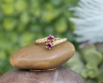 Bypass de julio rojo ovalado con rubí natural y diamante de oro amarillo sólido de 14 quilates talla 6,25 Foto 1 de 4