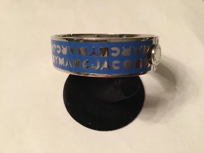 BRAZALETE ABIERTO AUTÉNTICO SIGNO MARC JACOBS ESMALTE AZUL CIELO Y TONO PLATA SIN RESERVA Foto 1 de 4