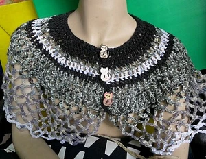 Bufanda Cuello Capelet Hecho a Mano Arte Envoltura Ganchillo Gris Blanco Colores Gato Botones - Imagen 1 de 12
