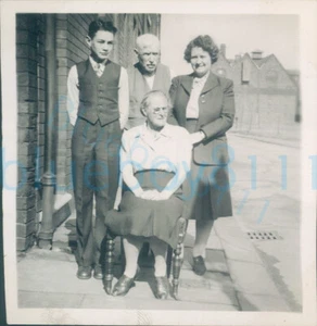 Foto 1948 Wakefield New Brunswick Street 3 generaciones 2,2x2,2" - Imagen 1 de 2