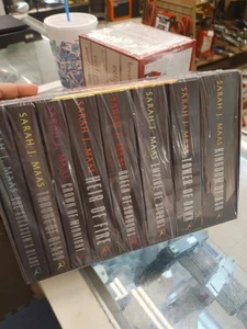 Throne of Glass Paperback Box Set by Sarah J. Maas (2024, Paperback) (NEW) - Foto 1 di 3