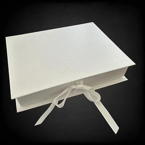 Caja de regalo de cinta de satén blanca interior de terciopelo de 7" x 5,5" x 1,25" joyas - Imagen 1 de 5