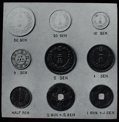 ANTIKES magisches Laternendia JAPANISCHE SEN & RIN MÜNZEN NR2 UM 1910 FOTO JAPAN - Bild 1 von 2
