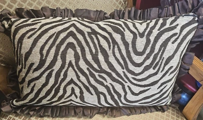 Hermosa almohada con estampado de cebra de 13"x21" con ribete de encaje hecha a mano ¡SUAVE! Foto 1 de 4