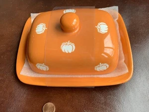 TERRAMOTO CERÁMICA NARANJA BLANCO CALABAZAS PLATO MANTEQUILLA ACCIÓN DE GRACIAS HALLOWEEN OTOÑO - Imagen 1 de 3