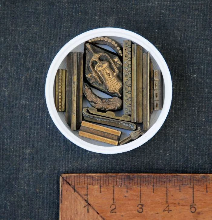 Lot de fers à dorer plaque matériel reliure dorure ancien cuir bronze/laiton ~~ - Photo 1/1