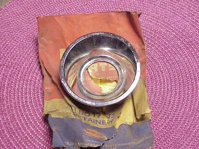 1957 1958 DeSoto Nuevo de Lote Antiguo MoPar Horn Emblem RETENEDOR Adventurer Fireflite Foto 1 de 3