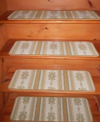 4 = peldaños de escalera de alfombra de mezcla de lana de 9" x 30". Foto 1 de 4