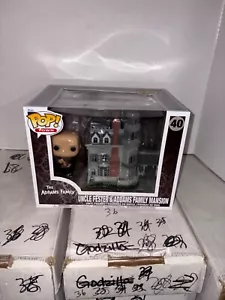 Funko Pop Town Addams Famiglia Zio Fester & Family Mansion Figura in vinile - Foto 1 di 3