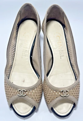 Chanel Gatito Tacones Cuero Malla Beige Desnudo con Perla Detalle CC De Colección Talla 35 5 Foto 1 de 4