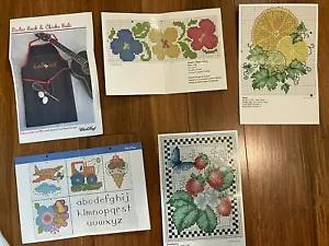 GEZÄHLTE KREUZSTICHMUSTER KONVOLUT 5 SCHÜRZEN BLUMEN- UND OBSTMUSTER - Bild 1 von 4