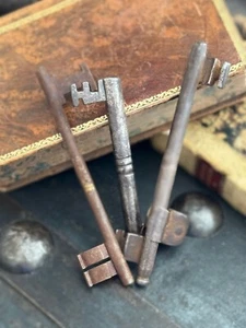 3 Chiavi Antiche Old Key Ancienne Clef Alte Schlüssel - Foto 1 di 14