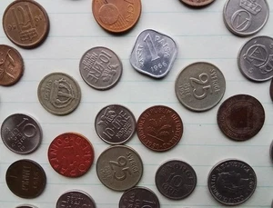 Lot of 32 Mixed World Coins 1915 to 2002 - see  pics - Picture 1 of 6