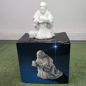 AVON Vth 1982 Nativity Collectibles Magi Melchior Porcelain Figurine With Box - Picture 1 of 17