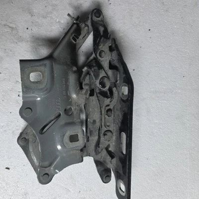 Dobradiça do capô Audi A5 2024 8W6823301E SKN9065 - Imagem 1 de 3