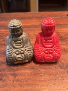 JADE EAST BUDDHA ROJO Y VERDE PARA DESPUÉS DEL AFEITADO Y COLONIA PLÁSTICO 3 oz DECANTADOR VACÍO - Imagen 1 de 4
