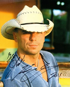 Kenny Chesney firmato autografato 8x10 COUNTRY SINGER senza scarpe nessun problema raro - Foto 1 di 3