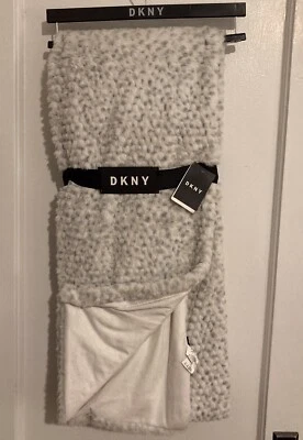 DKNY 50”x60” MANTA DE TIRO BLANCO/GRIS ESTILO PALMER NUEVA CON ETIQUETAS Foto 1 de 3