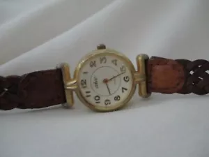 Chic Analog Wristwatch with a Buckle Band and Quartz Movement - Picture 1 of 12