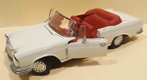 White Mercedes Benz 280SL (1966) Maisto 1/18 Car Model hobbyists - Picture 1 of 9