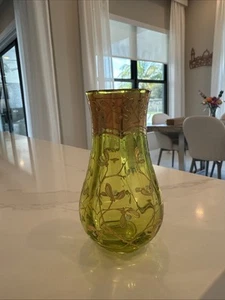 Jarrón miniatura Art Nouveau Moser pintado a mano esmalte culpa amarillo verde vidrio - Imagen 1 de 9