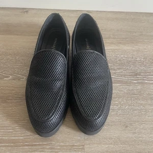 Donald J Pliner Elen Slipper Loafer Damen 7 schwarz perforiert mandelförmige Zehenpartie adrett - Bild 1 von 6