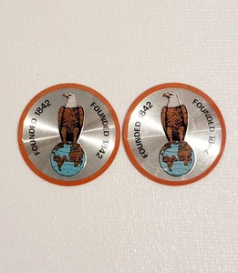 (2) CASE INTERNATIONAL HARVESTER MEDAILLONS WITH EAGLE BRAND - SAGT "FOUNDED 1842" - Bild 1 von 2