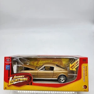 Johnny Lightning 1:24 Muscle Car 1965 Ford Mustang Gold Diecast R26 - Picture 1 of 9