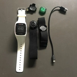 Reloj GPS y rastreador de actividad POLAR M400 con sensores/cargador de frecuencia cardíaca de 2 brazos - Imagen 1 de 7
