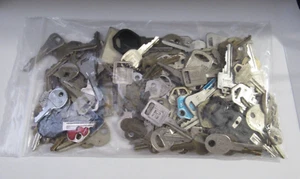 ASSORTED 2 POUND LOT OF METAL KEYS - Picture 1 of 3
