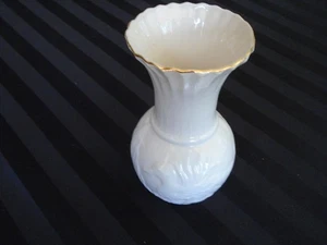 C-1024 Belleek Mallard Duck 5 1/2" Ivory Vase with Gold Trim. #2368 - Picture 1 of 4