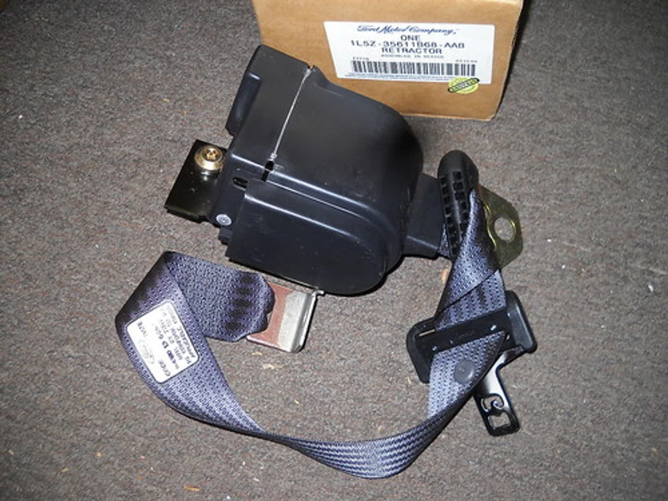 NEW OEM 2001 2002 EXPLORER SPORT TRAC RETRACTOR ASY Foto 1 de 2