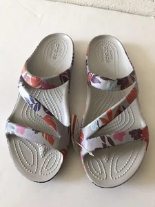 Crocs Kadee II DAMEN-WASSERSANDALEN GRAU/TROPISCH GEBLÜMT STRAND/POOL GRÖSSE 8 NEU MIT ETIKETT - Bild 1 von 7