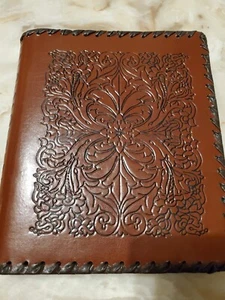 Handbearbeiteter Leder Fotoalbum Einband mit Blumen-/Blattmuster & gewebten Kanten. - Bild 1 von 8