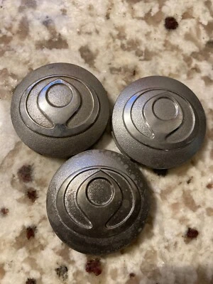 (3) Хромированные пластиковые центральные колпаки на кнопки колеса Mazda с логотипом маргаритки 2 1/4 дюйма внешний диаметр - Изображение 1 из 3