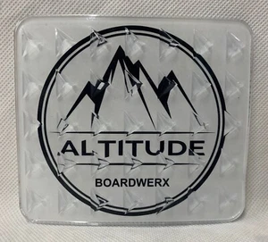 ALTITUDE BOARDWERX KLAR QUADRATISCH SNOWBOARD STOMP PAD *INKLUSIVE KOSTENLOSEM AUFKLEBER - Bild 1 von 2