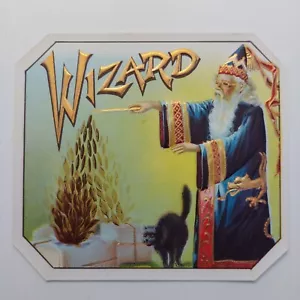 Antigua etiqueta de cigarro vintage de 1900 Wizard en relieve Halloween gato negro casi nueva - Imagen 1 de 2