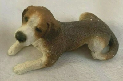 Estatuilla de perro marrón blanco de 3"  Foto 1 de 2