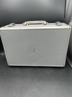 Maletín retro plateado Air Jordan caja de zapatos Nike promoción raro - sin zapatos - golpeado Foto 1 de 4