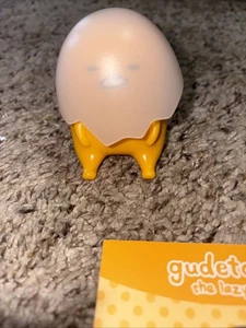 Mini Figura Vinilo Sanrio Gudetama Alto Brillo con Carcasa Transparente Rara - Imagen 1 de 4
